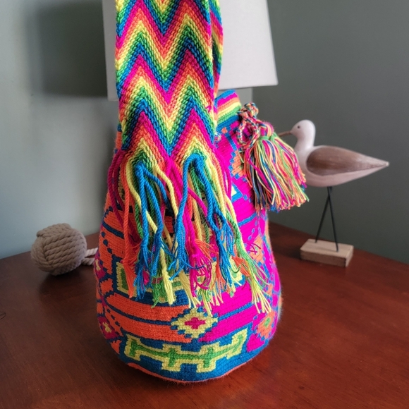 Wayuu Handmade Columbian Bucket Bag Multicolor - Picture 6 of 13